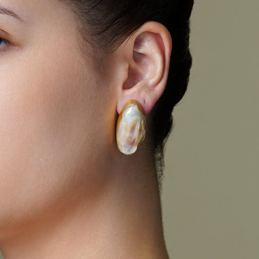 AURORA SHELL STUD EARRINGS